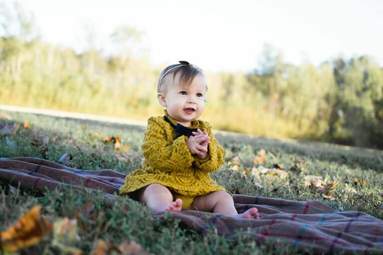 В скільки місяців можна садити дівчинку