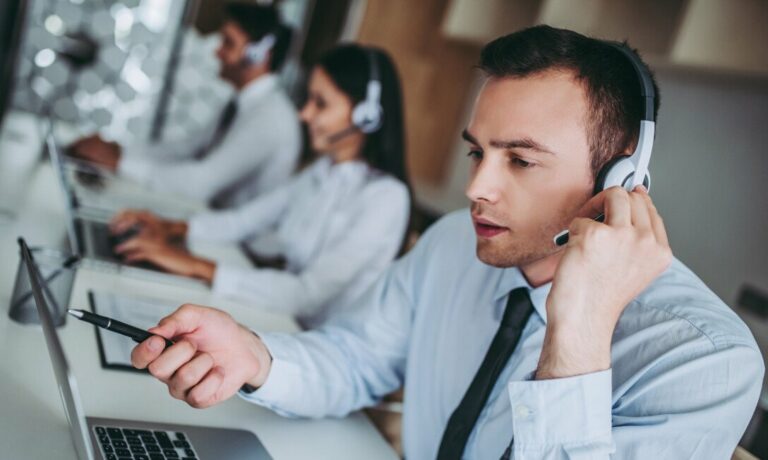 Де колектори беруть номери телефонів родичів: розкриття секретів