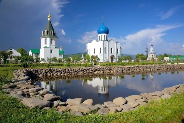 Де можна пожити в монастирі: топові святині України для мирян