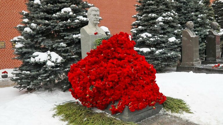 Де похований Сталін: могила біля Кремлівської стіни