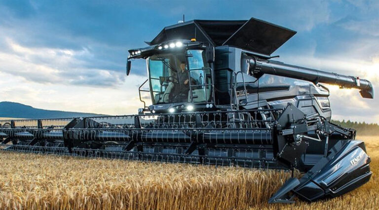 Найбільший комбайн у світі: монстри полів, що ковтають врожаї гігантськими порціями