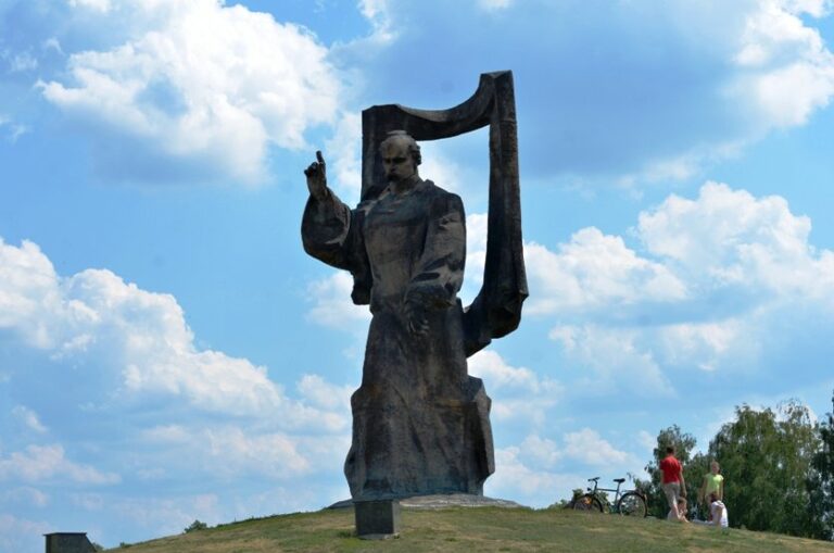Найвищий пам’ятник Шевченку у світі: Велетенський Кобзар на Дніпрі
