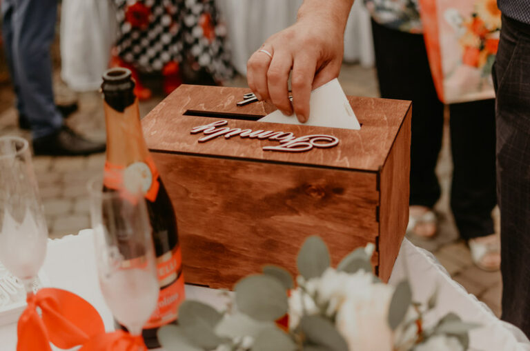 Скільки дарують на весілля в Україні 2026: суми, традиції та хитрощі