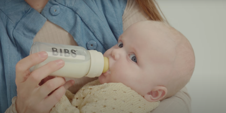 Скільки суміші має з’їдати дитина в 2 місяці: точні норми та практичні поради