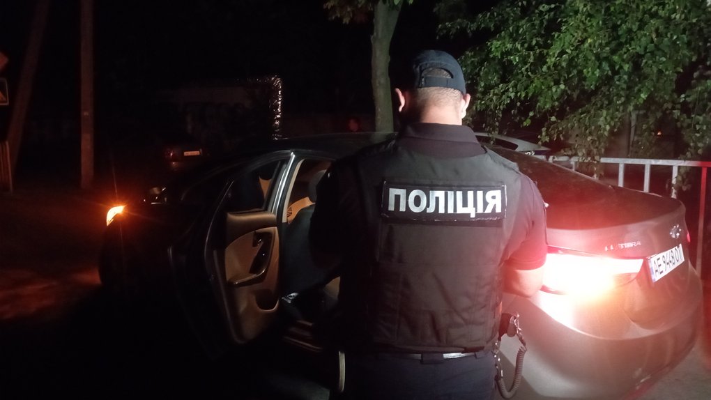 Чи має право поліція зупиняти в нічний час в Україні