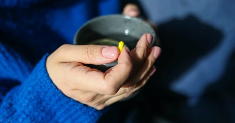 Чи можна запивати таблетки чаєм: ризики, винятки та правила