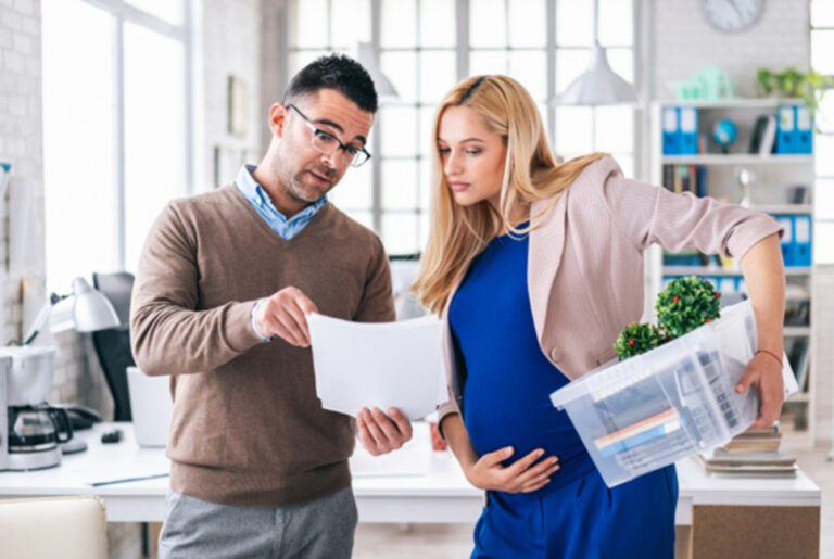 Чи можна звільнити вагітну під час воєнного стану: ключові правила та пастки