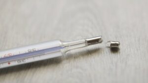 Чи можна спати в кімнаті, де розбився градусник?