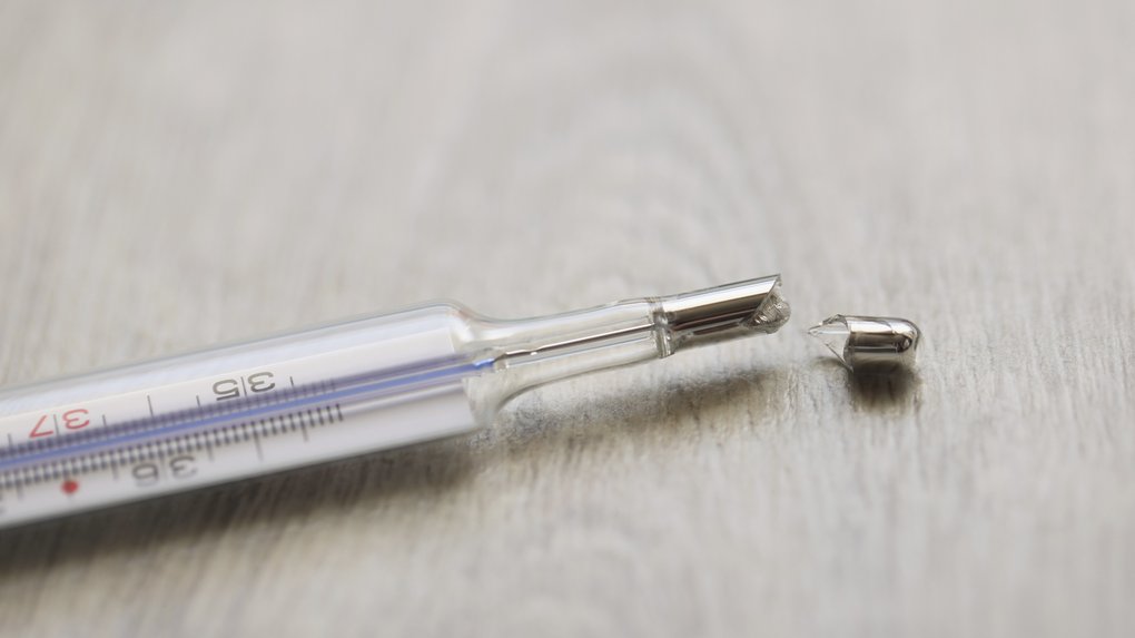 Чи можна спати в кімнаті, де розбився градусник?