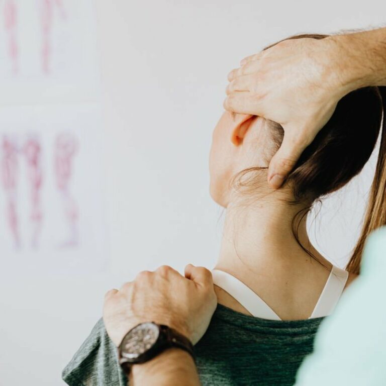 Чи можна хрустіти шиєю: ризики, правда і безпечні альтернативи