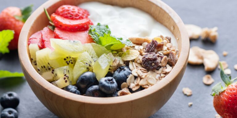 Чи можна їсти йогурт на ніч: користь, ризики та ідеальні рецепти