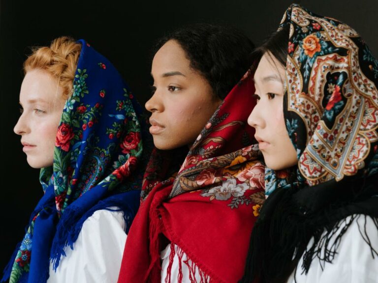 Як зав’язати українську хустку на голові: секрети від традицій до сучасності