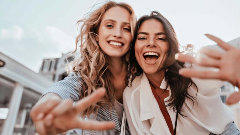 Коли День найкращої подруги: ключові дати та сокровенні традиції