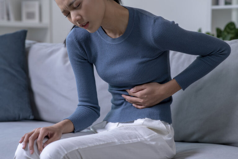 Чому болить з лівого боку під ребром: детальний гід по причинах