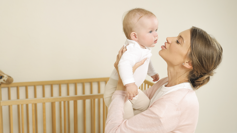 Чому дитина ікає: причини спазмів діафрагми у малюків