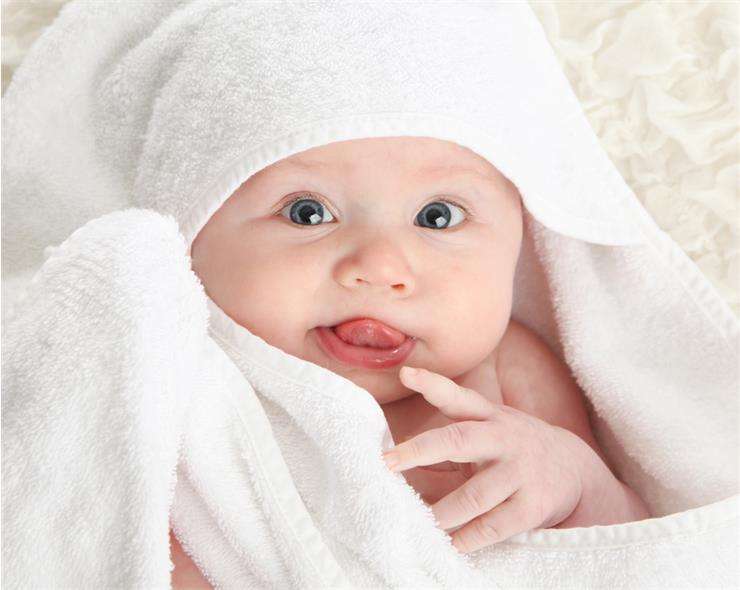 Чому дитина висовує язик: причини та коли турбуватися