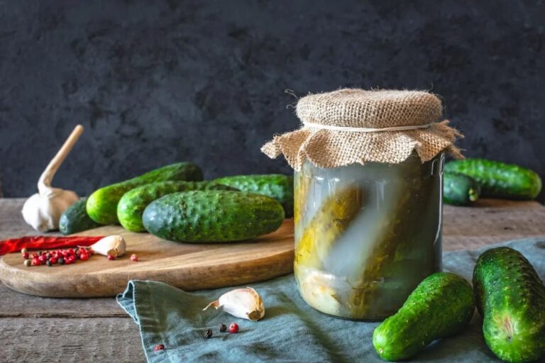 Чому квашені огірки розлазяться: причини та секрети хрусту