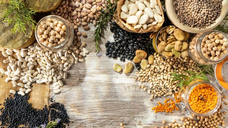 Чому людина часто пукає: причини газоутворення