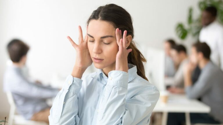 Чому темніє в очах: причини та механізми потемніння зору