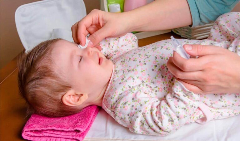 Чому закисає око у немовляти: причини та ефективні рішення