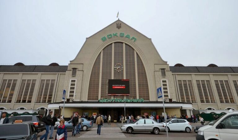 Чи можна їхати на вокзал у комендантську годину: розбір по регіонах 2026