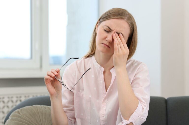 Чим промити око в домашніх умовах: безпечні методи та поради