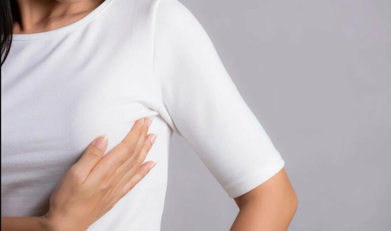 Чому болить в ямці під грудьми: причини та що робити