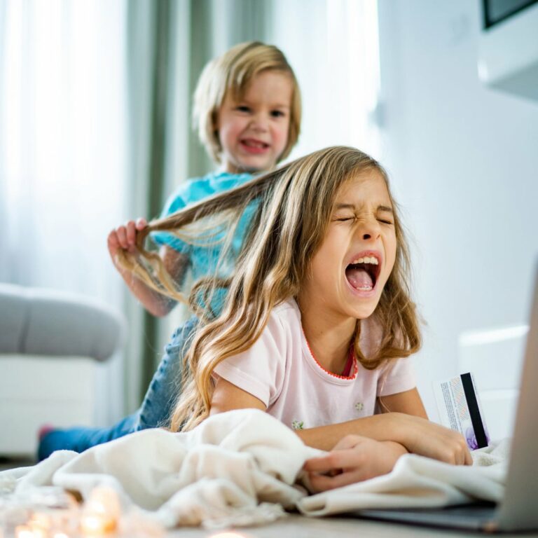 Чому дитина б’ється: причини та шляхи подолання агресії