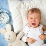 Чому дитина дуже крутиться вночі: причини та способи заспокоєння