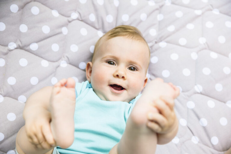 Чому дитина тремтить ніжками: норма чи сигнал тривоги