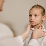 Чому дитина тримає голову на один бік: причини, симптоми, лікування