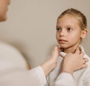 Чому дитина тримає голову на один бік: причини, симптоми, лікування