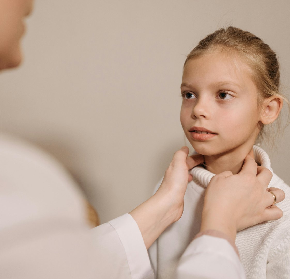 Чому дитина тримає голову на один бік: причини, симптоми, лікування