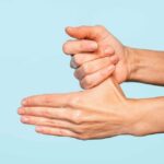 Чому не можна хрустіти пальцями: правда про звичку, яка лякає покоління