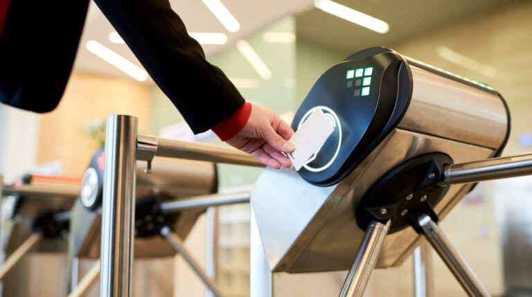 Турнікети на шляхах евакуації: чому їх суворо заборонено законом