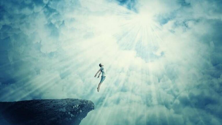 Чи ходить душа 40 днів: містичний шлях померлого