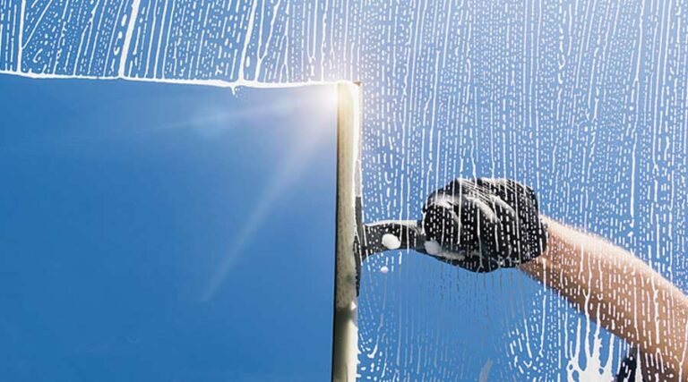 Чим мити вікна щоб не було розводів: секрети ідеальної чистоти