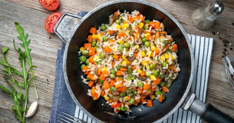 Як приготувати рис з овочами: розсипчастий гарнір за 30 хвилин