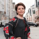 Олена Фроляк — телеведуча, яка понад чверть століття тримає планку якості та довіри в українському інформаційному просторі.