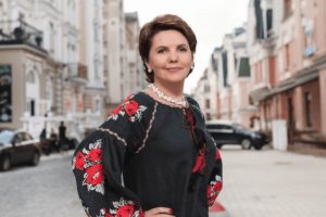 Олена Фроляк — телеведуча, яка понад чверть століття тримає планку якості та довіри в українському інформаційному просторі.