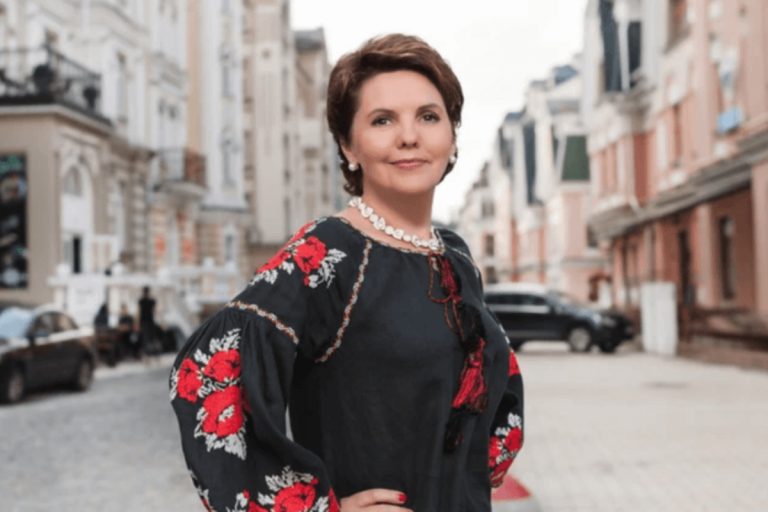 Олена Фроляк — телеведуча, яка понад чверть століття тримає планку якості та довіри в українському інформаційному просторі.