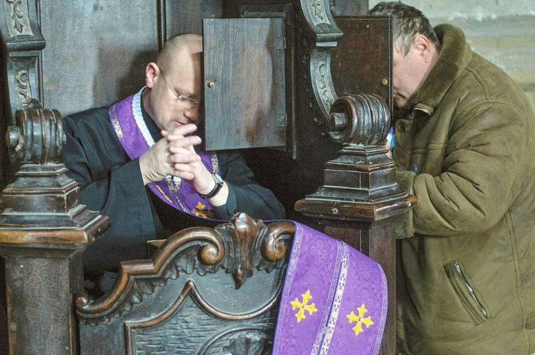 Як правильно сповідатися: що говорити священику та підготуватися до таїнства